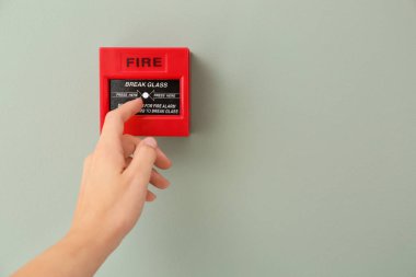Yangın alarm sistemi manuel çağrı noktası kullanarak kadın