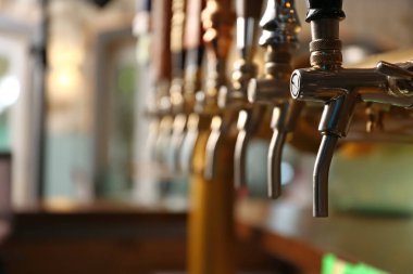 Fıçı bira modern barda musluklar