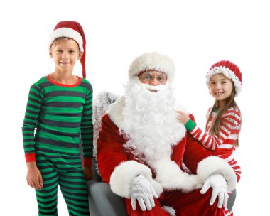 Beyaz arka plan karşı Noel Baba ve küçük elf çocuklar