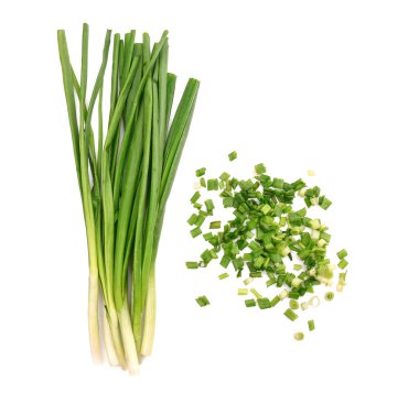 Beyaz arkaplanda taze yeşil soğan