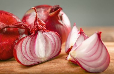 Ahşap masa üzerinde taze mor soğan