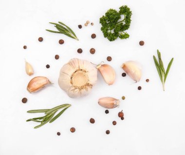 Farklı bitki ve baharat beyaz arka plan üzerinde