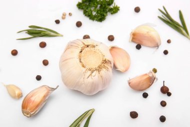 Farklı bitki ve baharat beyaz arka plan üzerinde