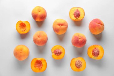 Beyaz arka planda birçok olgun şeftali