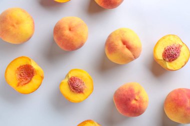 Beyaz arka planda birçok olgun şeftali