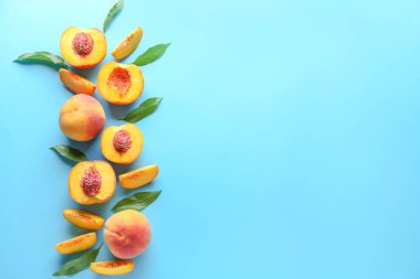 Renkli arkaplanda olgun şeftaliler