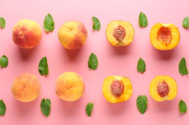 Renkli arkaplanda olgun şeftaliler