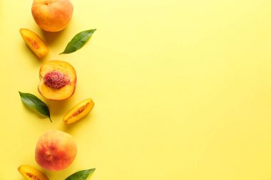 Renkli arkaplanda olgun şeftaliler