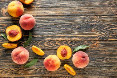 Olgun şeftaliler ahşap arka planda