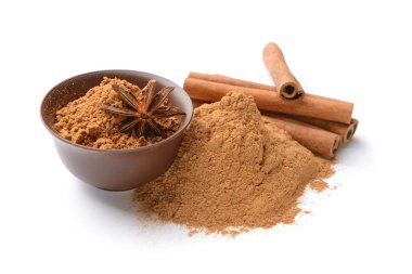 Aromatik tarçın çubukları ve beyaz arkaplanda pudra