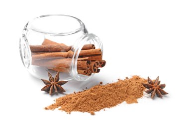 Aromatik tarçın çubukları ve beyaz arkaplanda pudra