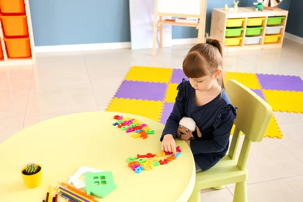 Malá holčička s autistickou poruchou v hraní — Stock fotografie