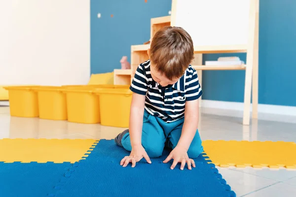 Niño con trastorno autista en la sala de juegos — Foto de Stock