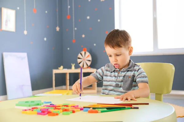 Kleiner Junge mit autistischer Störung im Spielzimmer — Stockfoto