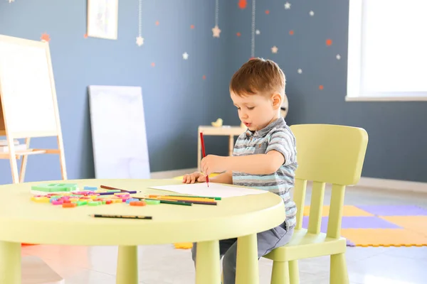 Kleiner Junge mit autistischer Störung im Spielzimmer — Stockfoto