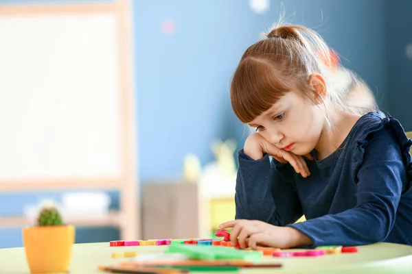 有自闭症的小女孩在游戏室 — 图库照片