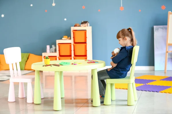 Kleines Mädchen mit autistischer Störung im Spielzimmer — Stockfoto