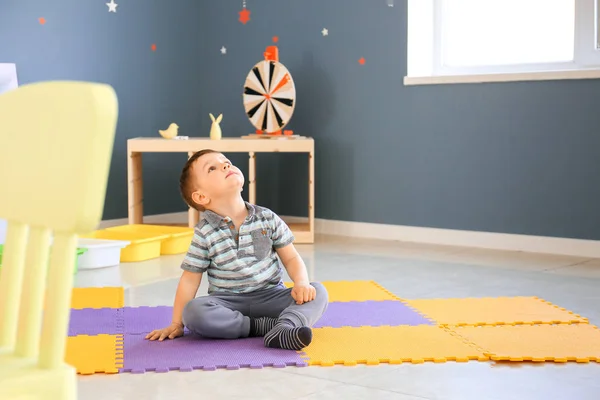 Niño con trastorno autista en la sala de juegos — Foto de Stock