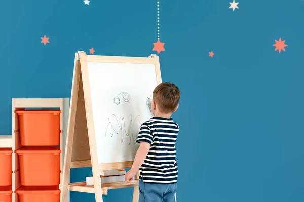 Маленький мальчик с аутизмом в игровой комнате — стоковое фото