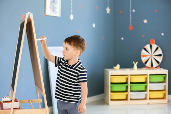 Kleiner Junge mit autistischer Störung im Spielzimmer — Stockfoto