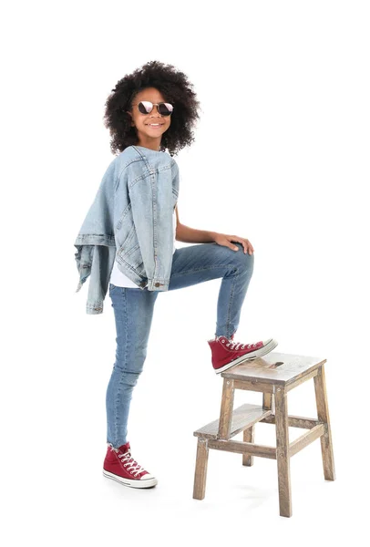 Стильная афроамериканка в джинсовой одежде на белом фоне — стоковое фото