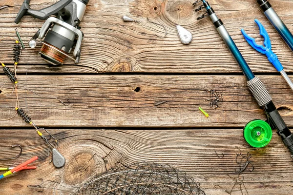 Olika fiske tillbehör på trä bakgrund — Stockfoto