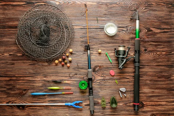 Diversi accessori per la pesca su sfondo di legno — Foto Stock