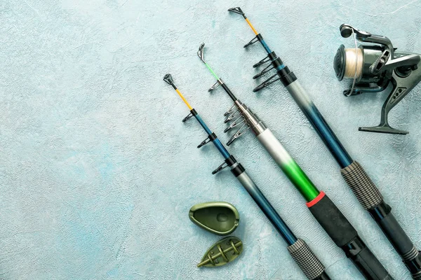 色の背景に異なる釣り道具 — ストック写真