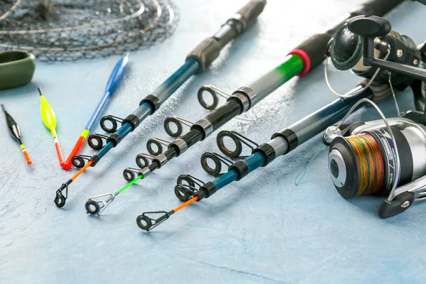 Различные рыболовные инструменты на цветном фоне — стоковое фото