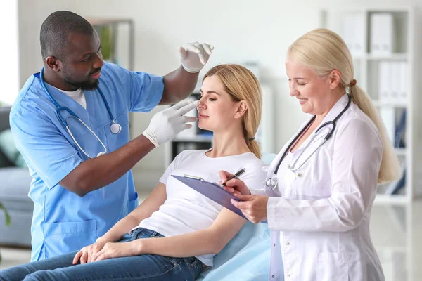 Frau trifft Schönheitschirurgin vor Operation in Klinik — Stockfoto