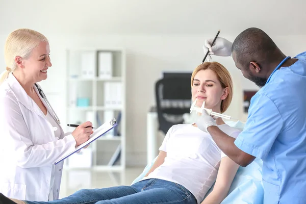 Woman meeting with plastic surgeon before operation in clinic — Stock Photo, Image