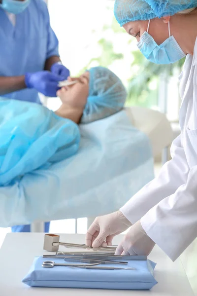 Plastikkirurger förbereder kvinnan för drift i kliniken — Stockfoto