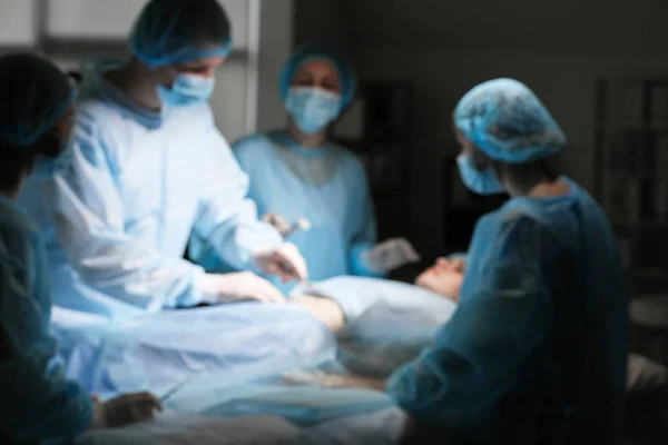 Plastik cerrahi kliniğinde operasyonun bulanık görünümü — Stok fotoğraf