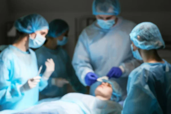 Plastik cerrahi kliniğinde operasyonun bulanık görünümü — Stok fotoğraf