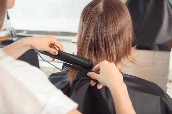 Parrucchiere donna che lavora con cliente in salone, primo piano — Foto Stock