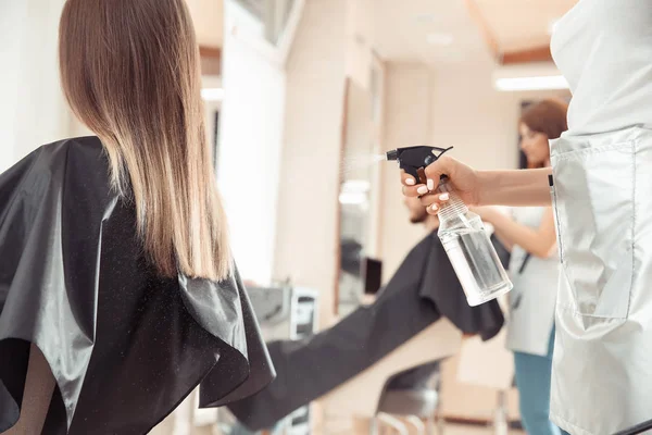 Peluquería femenina trabajando con el cliente en el salón —  Fotos de Stock