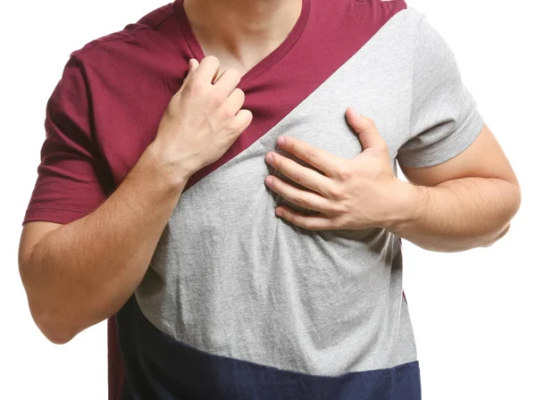 Молодий чоловік, який страждає від серцевого нападу на білому тлі, крупним планом — стокове фото