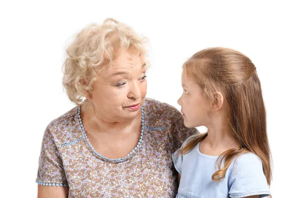 Niedliches kleines Mädchen mit Großmutter auf weißem Hintergrund — Stockfoto