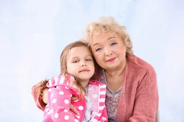 Linda niña con la abuela en el fondo claro —  Fotos de Stock