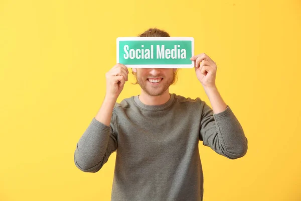 Férfi blogger kezében papírt szöveg Social Media a színes háttér — Stock Fotó