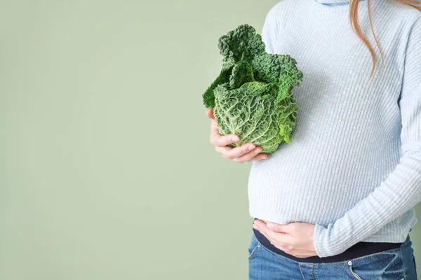 Beautiful pregnant woman with cabbage on color background — Stock Photo, Image