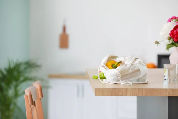 Borsa con prodotti sul tavolo della cucina — Foto Stock