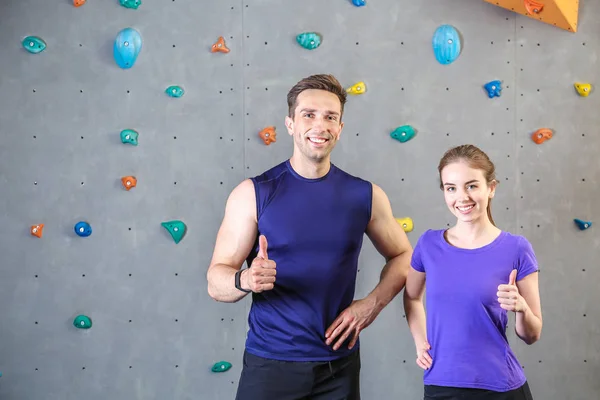 Retrato de pareja joven en gimnasio de escalada —  Fotos de Stock
