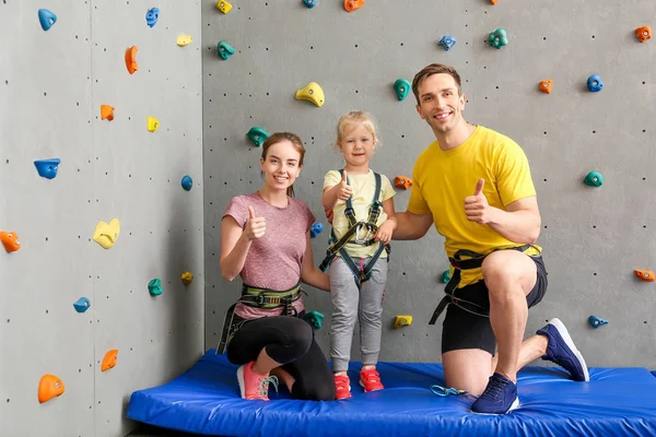Menina com pais no ginásio de escalada — Fotografia de Stock