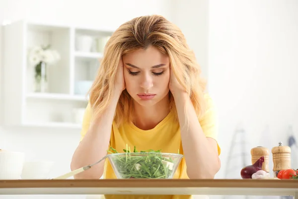不情愿的女人与健康的蔬菜沙拉在厨房 — 图库照片