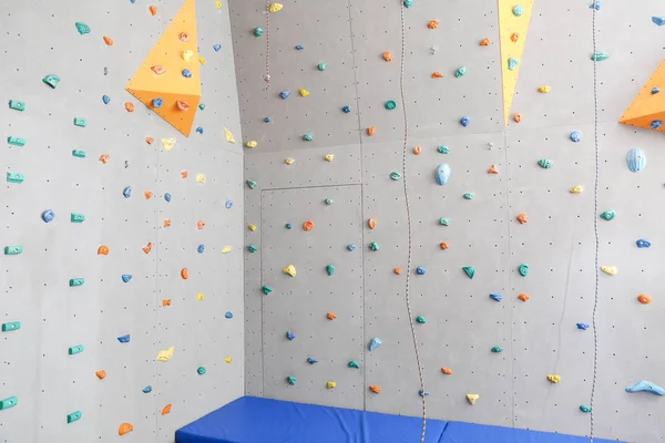 Paredes con asideros de escalada en gimnasio —  Fotos de Stock