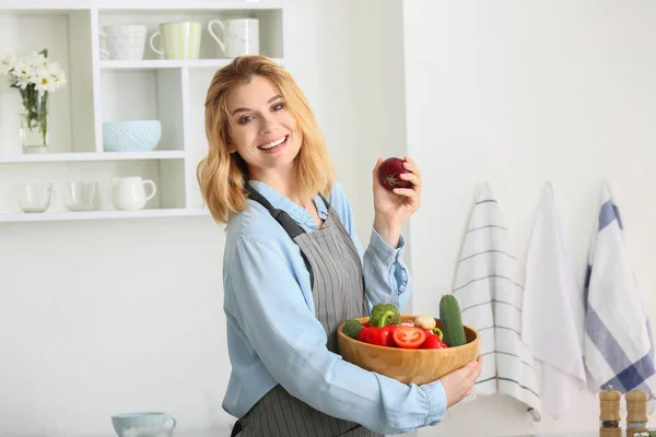 Mujer con ingredientes para ensalada de verduras saludables en la cocina —  Fotos de Stock