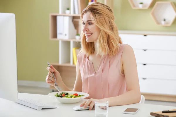 Vrouw eet gezonde groente salade in Office — Stockfoto