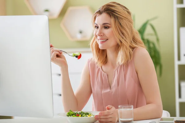 Vrouw eet gezonde groente salade in Office — Stockfoto