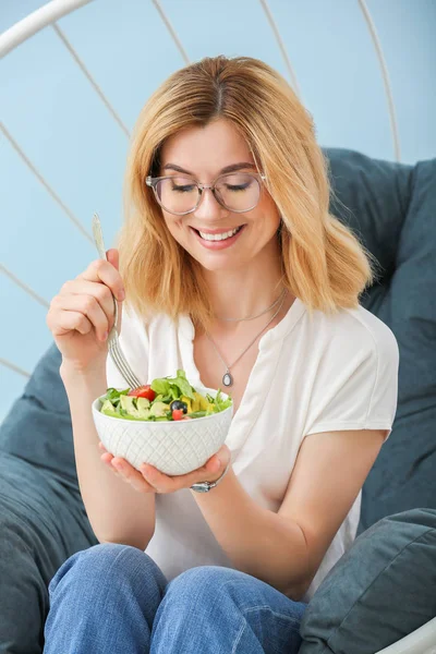 Женщина ест здоровый овощной салат дома — стоковое фото